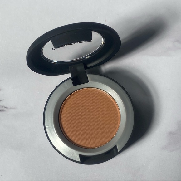 MAC What Clout! Powder Kiss Soft Matte Eyeshadow - Picture 4 of 8